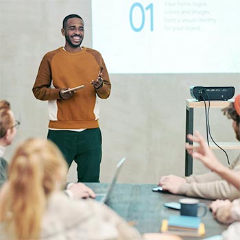 Cours magistral avec présentation sur projection et mains levées