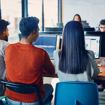 Étudiants qui utilise des ordinateurs dans une classe