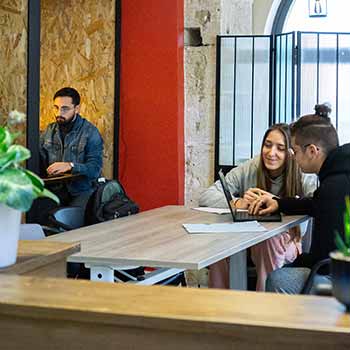 Jeunes entrepreneurs travaillant dans l'espace co-working d'Emergence 32