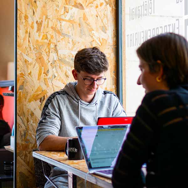 Jeunes entrepreneurs travaillant dans l'espace co-working d'Emergence 32
